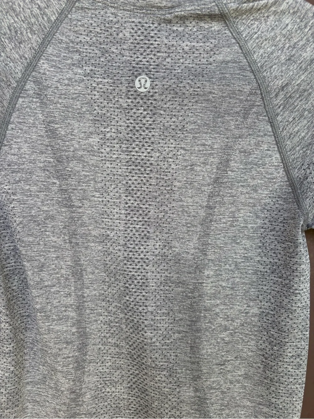 Lululemon Womens Metal Vent Tech T Shirt Short Sleeve Workout Size 2